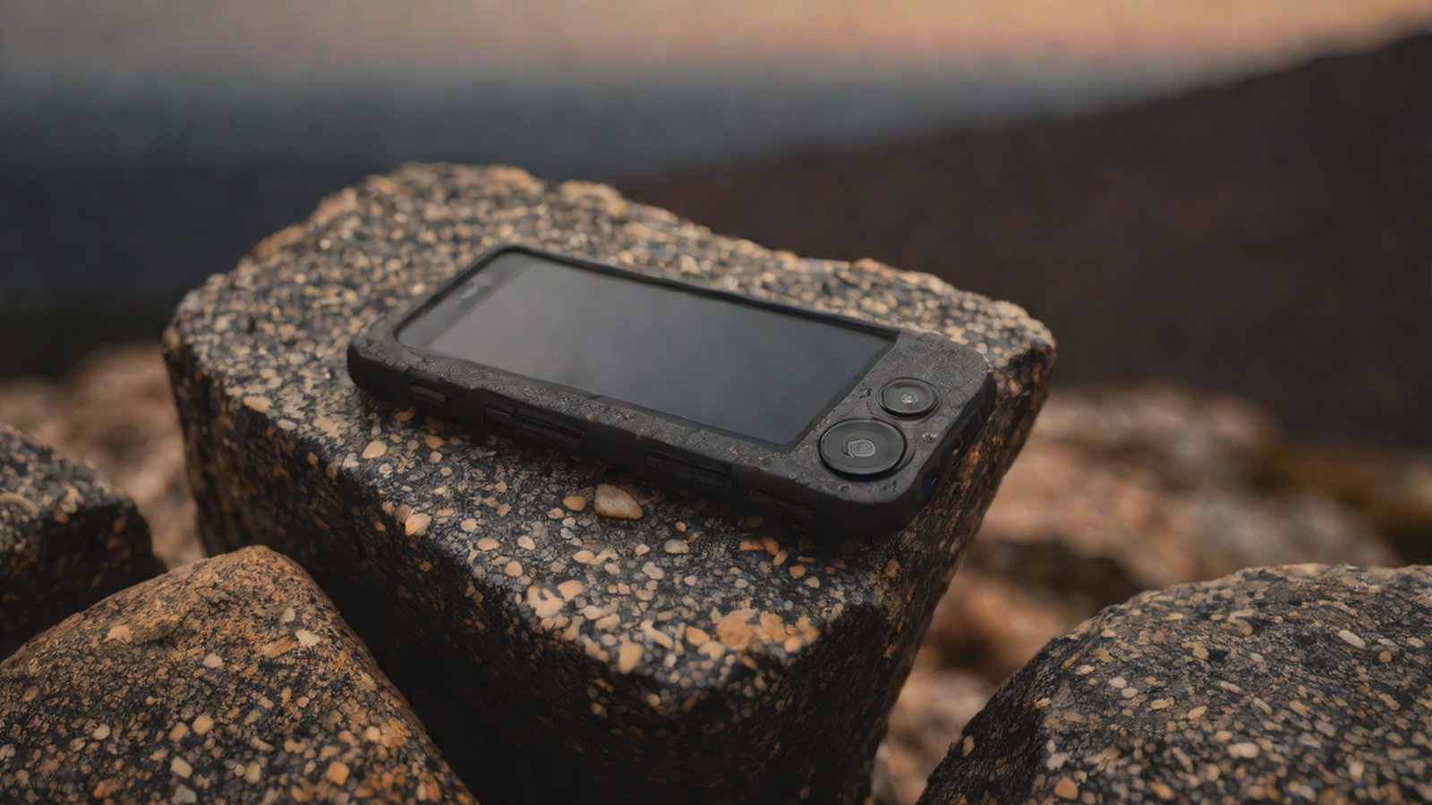 A technical-feeling image harmonizing Google's logo with symbolic graphics of the Gemma 3 model