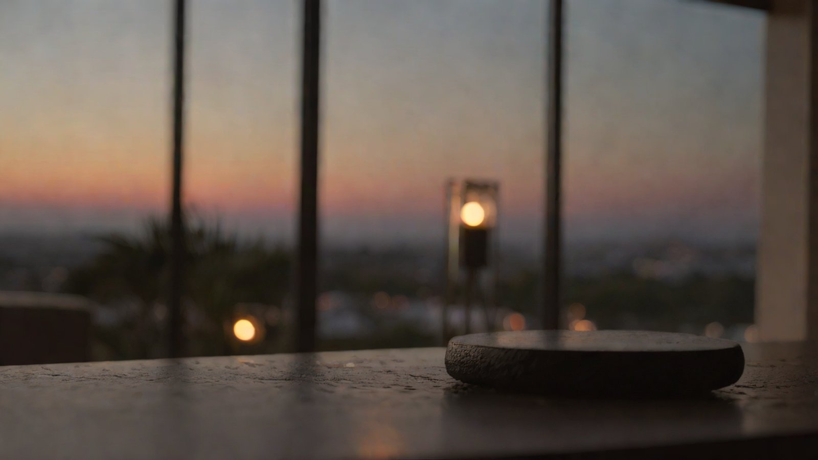 사용자가 스마트폰을 향해 말하고 있고, 그 주변으로 소리 파동이 화려하게 퍼져나가며 인공지능과 대화하는 모습을 형상화한 이미지